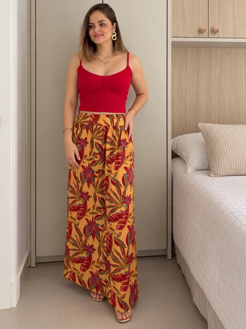 Cropped vermelho com saia longa estampada